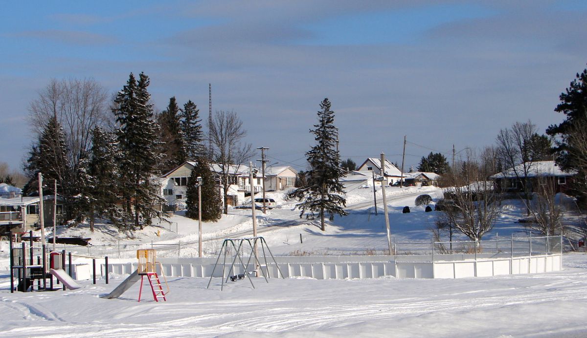 Snow-covered park and houses in Whitefish, Greater Sudbury
